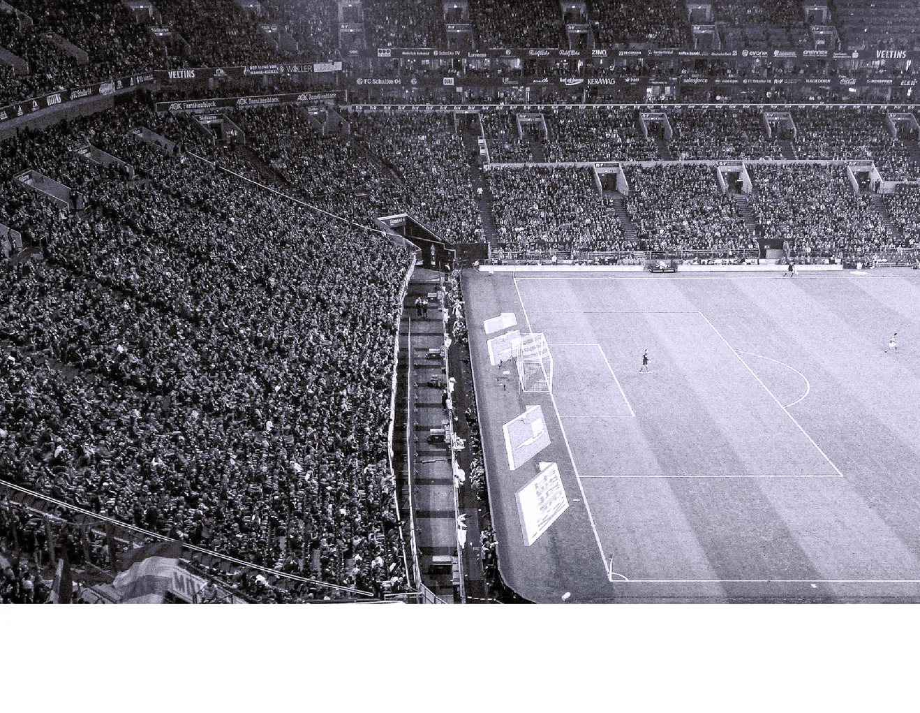 Volle Nordkurve in der VELTINS-Arena, schwarz-weiß